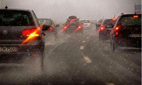 天气预报下暴雨堵车_下雨 堵车